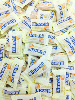 Bianchi caramelos rellenos de chocolate blanco
